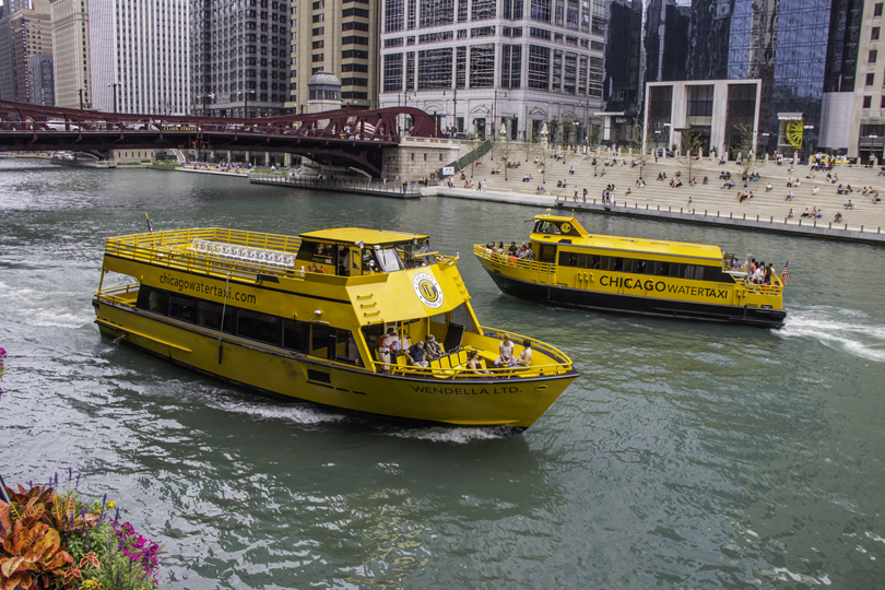 boats sailing on the Chicago River
